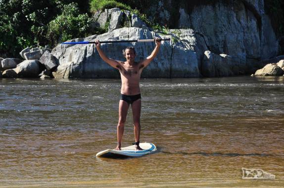 Standup paddle no paraíso chamado Guarda do Embaú, litoral sul de Santa Catarina
